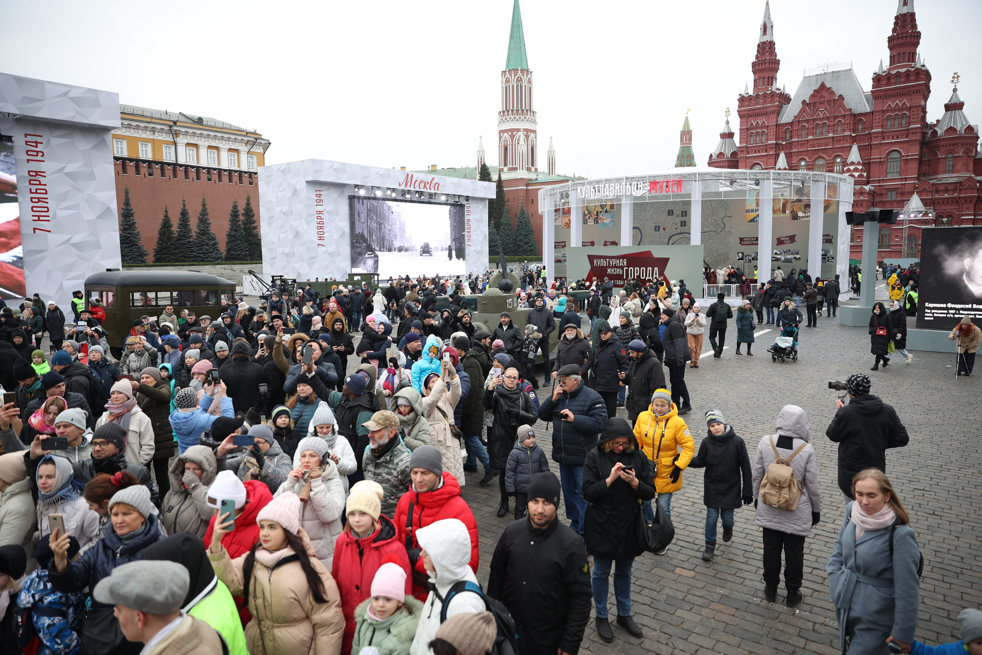 Красная площадь в москве выставка военной техники. Красная площадь. Ярмарка на красной площади. Экспозиция на красной площади. Красная площадь ноябрь.