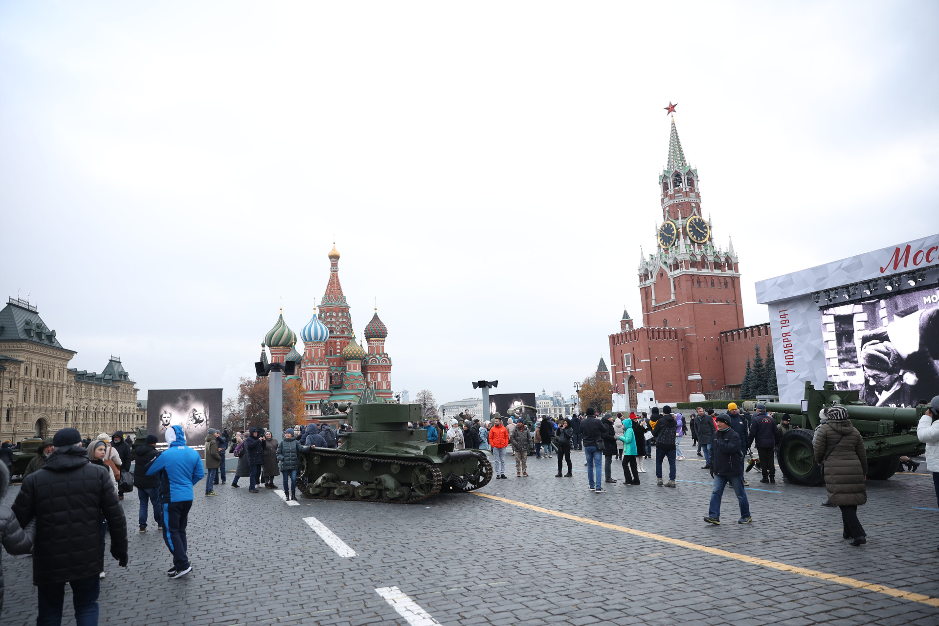 Выставка техники в москве на красной площади. Красная площадь. Парад на площади. Парад в Москве. Выставка военной техники в Москве на красной площади.