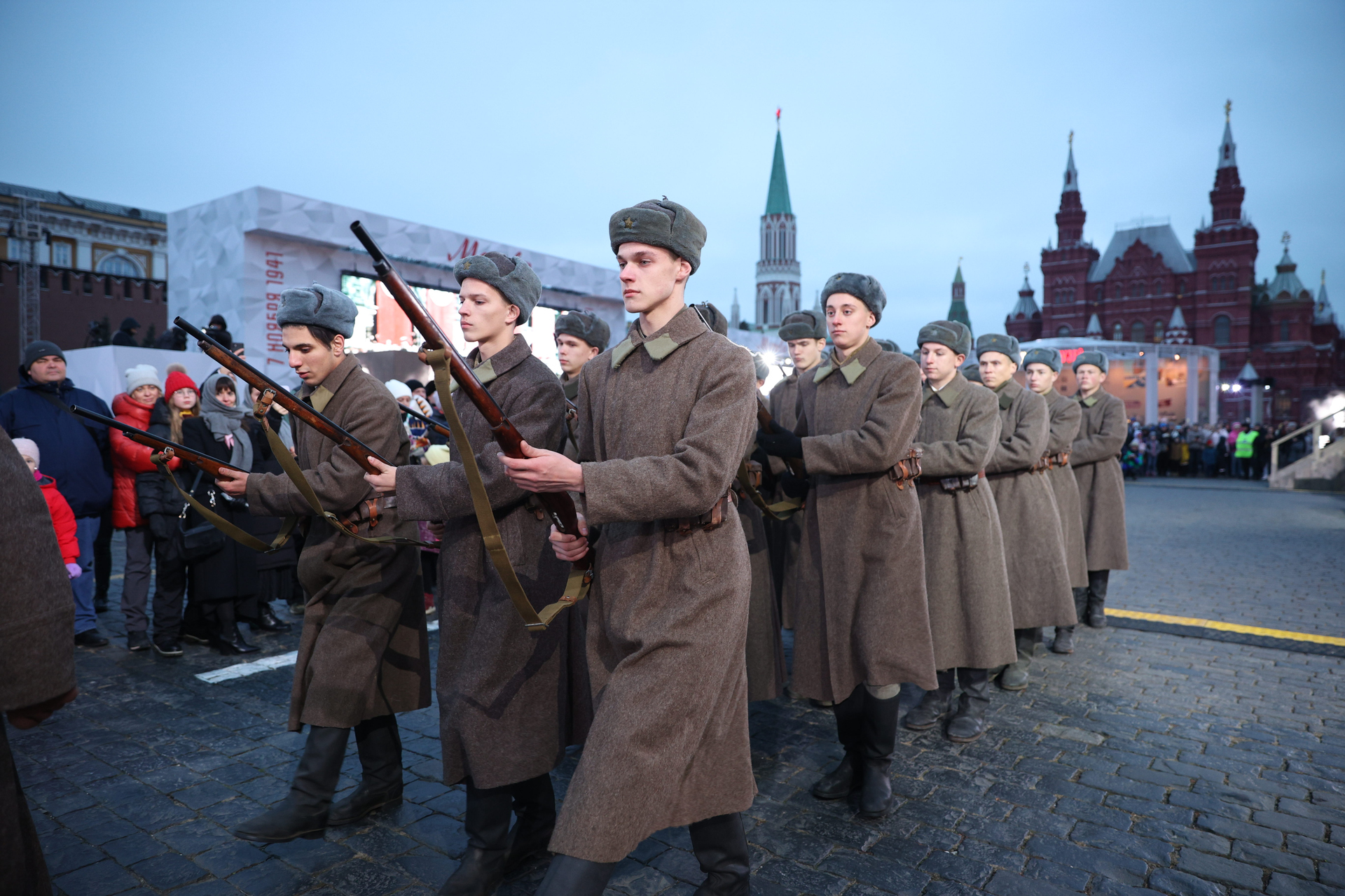 Где прошел парад в 1941 году. Парад 7 ноября 1941 года. Парад 7 ноября 1941 года в Москве на красной площади. Парад на красной площади в Москве 7 ноября 1941 года картина. Парад на красной площади 7 ноября 1941 года картина.